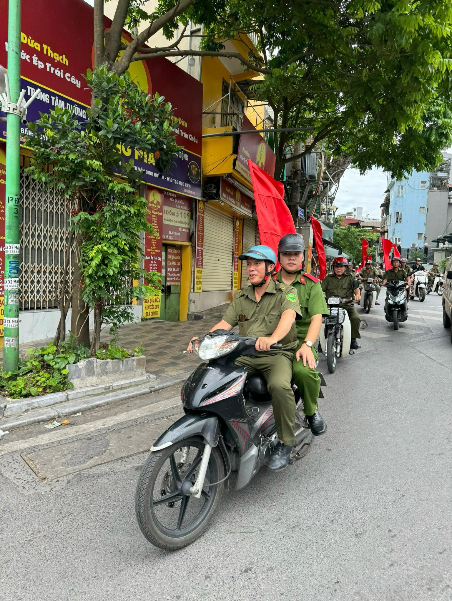 Các lực lượng đã tham gia diễu hành dọc một số tuyến đường trên địa bàn phường